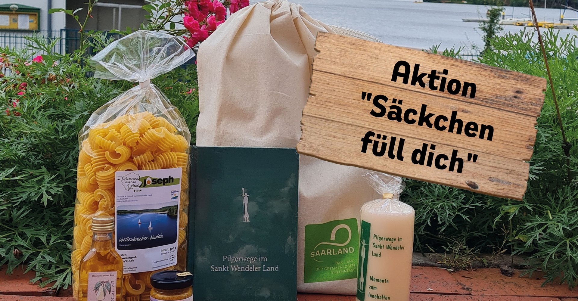 Eine Packung Nudeln, ein Pilgerbuch, eine Kerze, Senf und ein Turnbeutel erhält man mit der Aktion Säckchen füll dich.