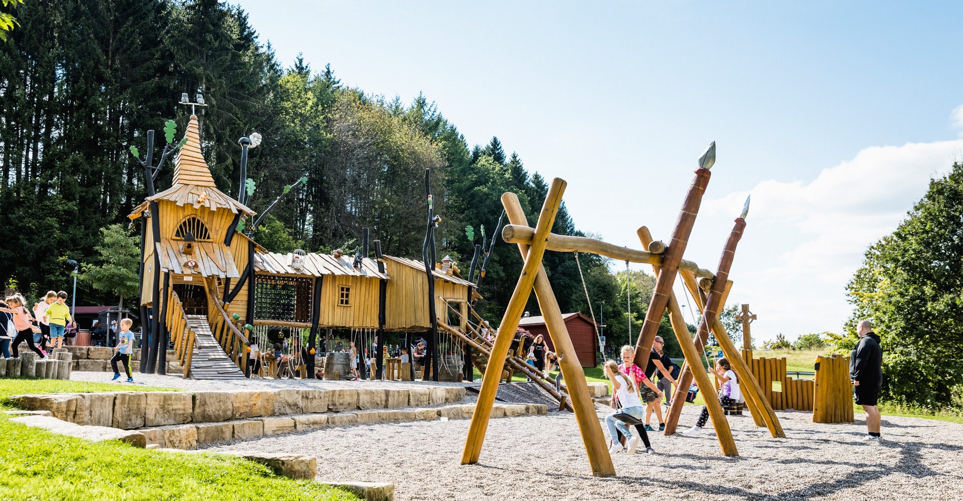 Ein aus Holz gefertigter Spielplatz in Form eines Druidendorfes lädt die Kinder zum Spielen ein.