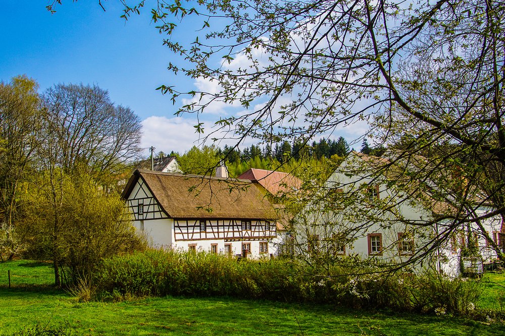 Die alten Mühlengebäude befinden sich am Dorfrand und beherbergen ein Restaurant.
