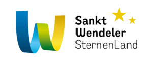 Logo Sternenland. Ein dreidimensionales W in den Farben dunkelblau, hellblau, grün und gelb. Daneben steht "Sankt Wendeler SternenLand" mit zwei gelben Sternen darüber.