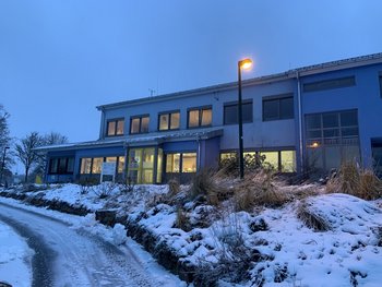 Die Tourist-Information am Bostalsee ist im Winter des Öfteren mit Schnee bedeckt.