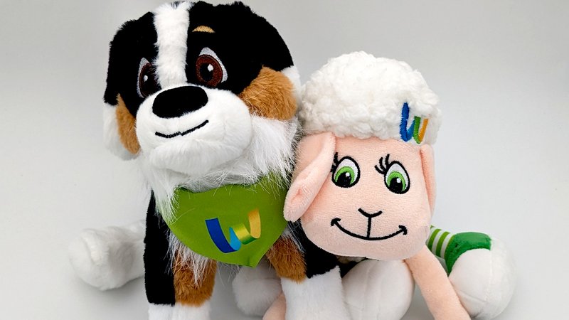 Kuscheltiere Wenda (ein Schaf) und Linus (ein Hund)