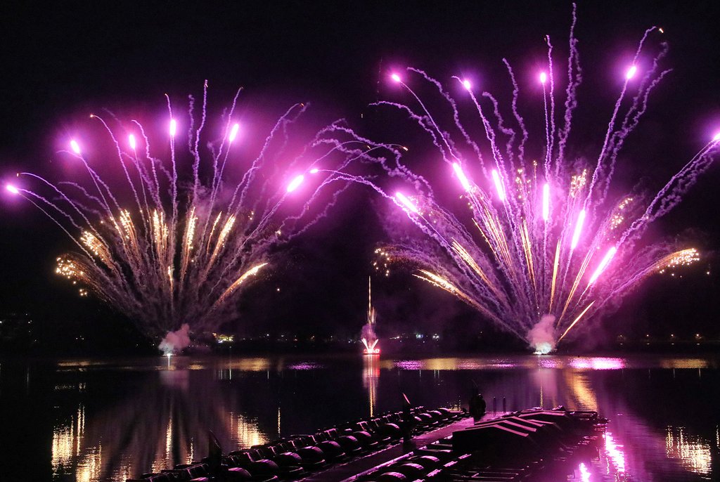 Feuerwerk am Seefest Am jährlichen Seefest findet sonntags abends ein Musikfeuerwerk auf dem Wasser statt mit tollen Formationen und Farben.