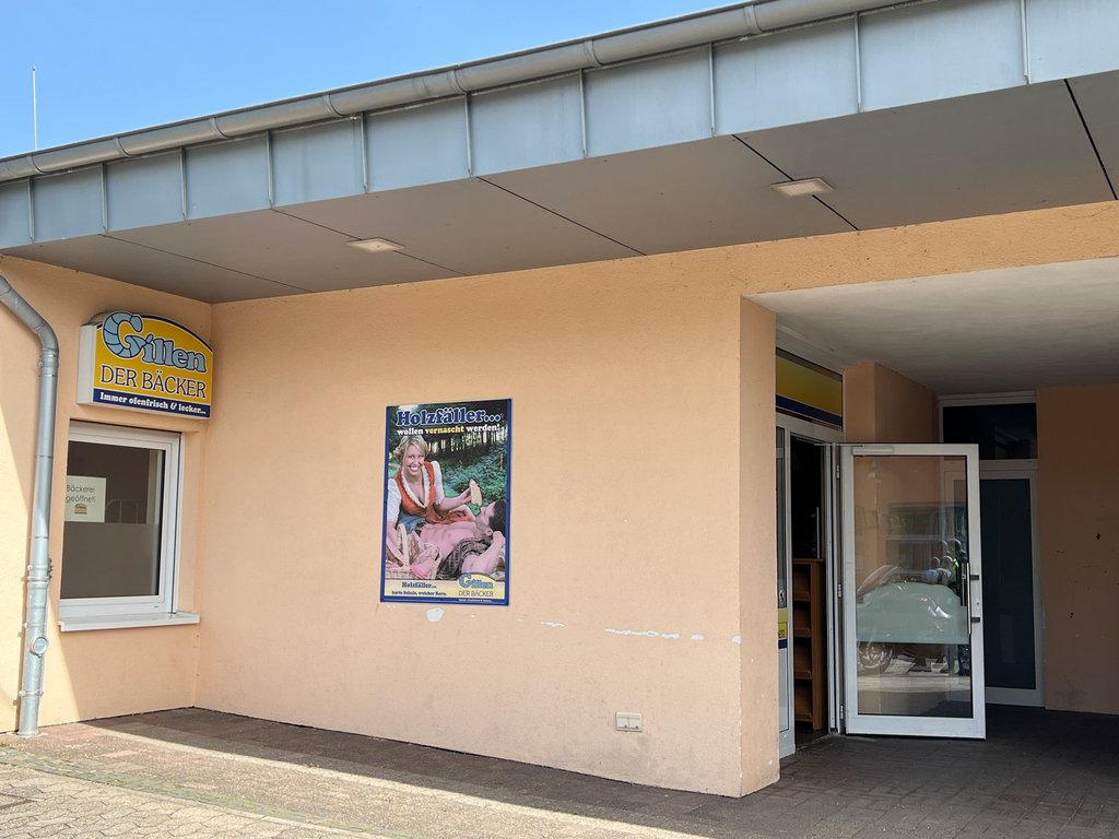 Das Gebäude auf der rechten Seite bei der Einfahrt zum Campingplatz, vor dem sich ein Regiomat und in dem sich eine Bäckerei befindet.
