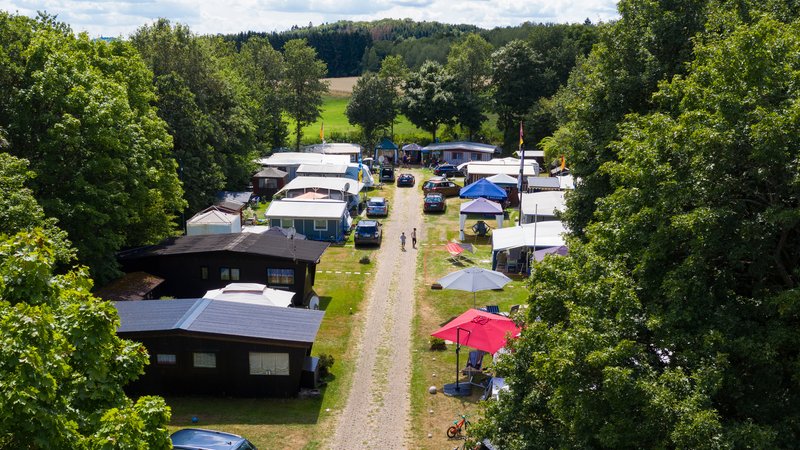 Eine Bucht auf dem Campingplatz Bostalsee besteht aus mehreren Stellplätzen.