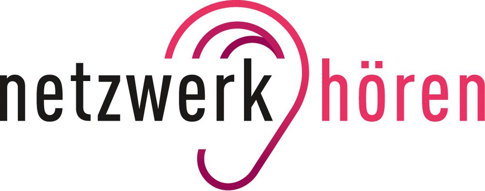 Logo netzwerk hören Logo netzwerk hören. Der Schriftzug ist in Lila-Rosa gehalten mit einem Ohr zwischen den beiden Wörtern.