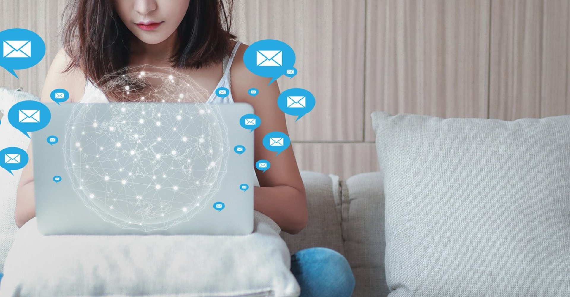 Eine Frau sitzt auf einem Sofa und bucht über einen Laptop ihre Unterkunft.