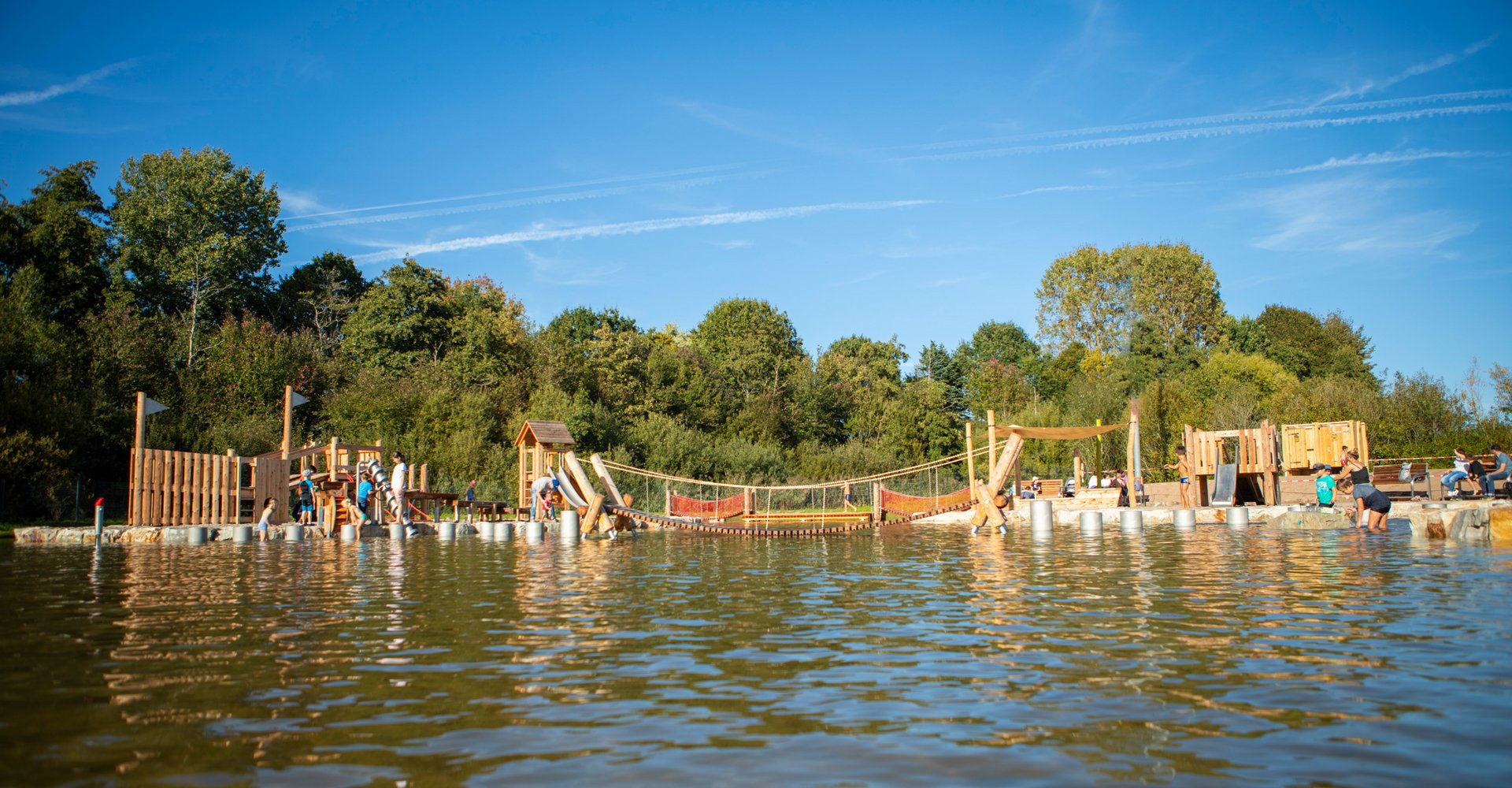 Auf dem Wasserspielplatz am Bostalsee toben die Kinder an den Spielgeräten, backen Matschkuchen und spielen im Wasser.