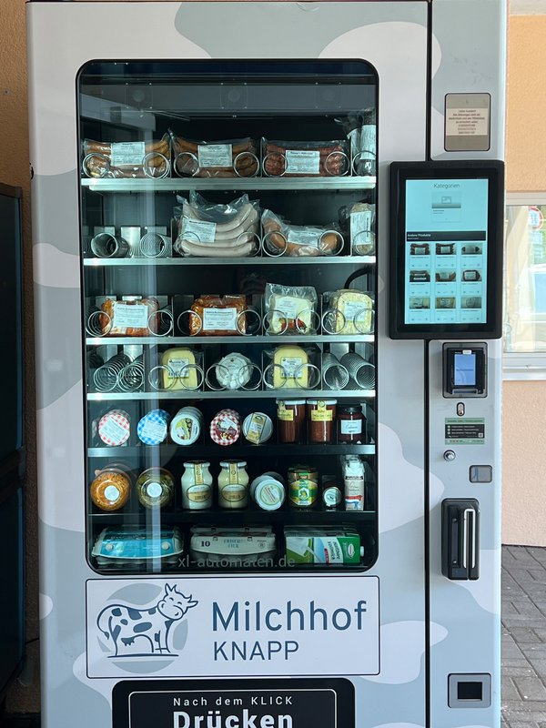 Regiomat Der Regiomat von Knapp's Milchtankstelle, an dem man sich 24/7 frische Milchwaren sowie Würstchen und Fleisch kaufen kann.
