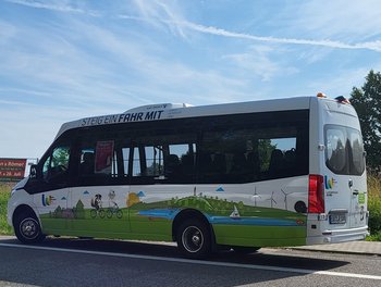 Beklebter Bus der TouristikLinie mit den Maskottchen und Sehenswürdigkeiten