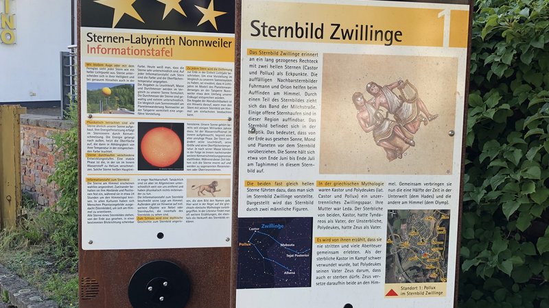 2 Audiosäulen zeigen verschiedene Sternbilder. Dazu kann man sich den Text vorlesen lassen.