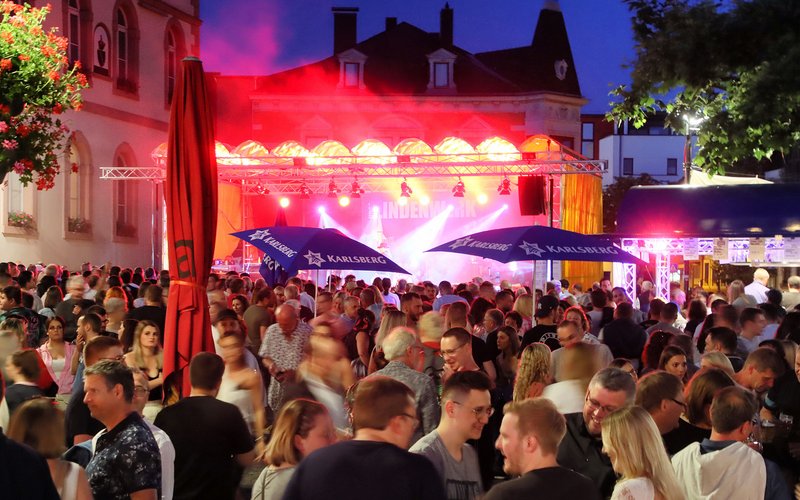 Statdfest in St. Wendel mit einer Bühne und davor stehenden Menschen