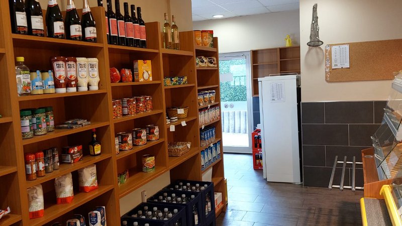 Der Verkaufsraum der Bäckerei Gillen, in dem es neben einer Backwarentheke auch noch Regale mit Lebensmitteln des täglichen Gebrauchs gibt.