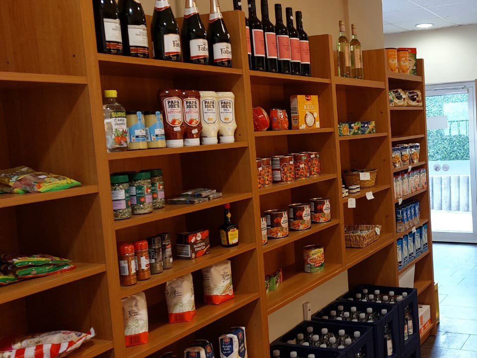 Bäckerei Gillen Der Verkaufsraum der Bäckerei Gillen, in dem es neben einer Backwarentheke auch noch Regale mit Lebensmitteln des täglichen Gebrauchs gibt.
