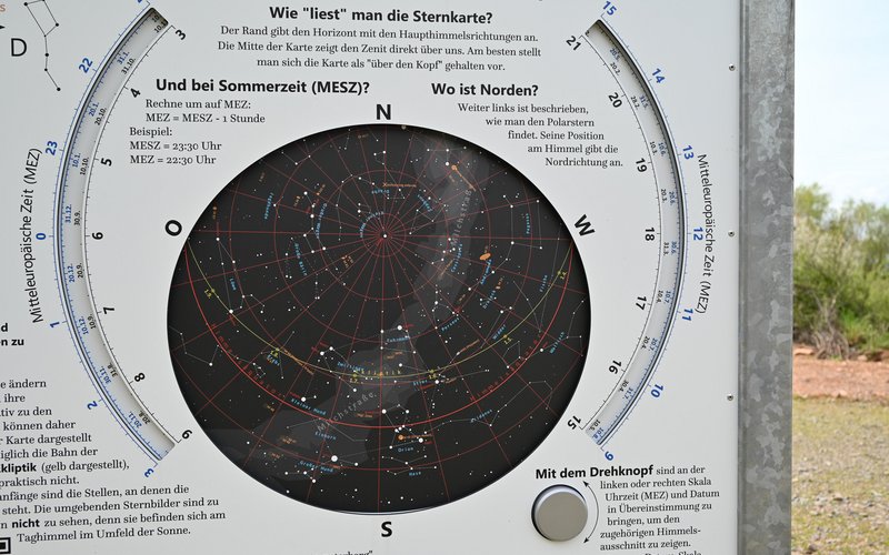 Auf der Vorderseite der drehbaren Sternkarte lässt sich der aktuelle Sternhimmel am jeweiligen Standort einstellen. Anhand der Sternbilder und der hellen Sterne kann man sich Schritt für Schritt am Himmel orientieren.  Auf der Rückseite sind die Elemente des Sternguckerplatzes erklärt. Dazu erfährt man Wissenswertes zur Astronomie mit dem bloßen Auge und mit dem Fernglas. Außerdem sind einige interessante atmosphärische Erscheinungen erklärt.