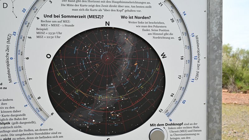 Auf der Vorderseite der drehbaren Sternkarte lässt sich der aktuelle Sternhimmel am jeweiligen Standort einstellen. Anhand der Sternbilder und der hellen Sterne kann man sich Schritt für Schritt am Himmel orientieren.  Auf der Rückseite sind die Elemente des Sternguckerplatzes erklärt. Dazu erfährt man Wissenswertes zur Astronomie mit dem bloßen Auge und mit dem Fernglas. Außerdem sind einige interessante atmosphärische Erscheinungen erklärt.